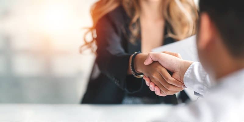 Closing a deal with a handshake - 3 Reasons Why You Need Images For Your Website's SEO